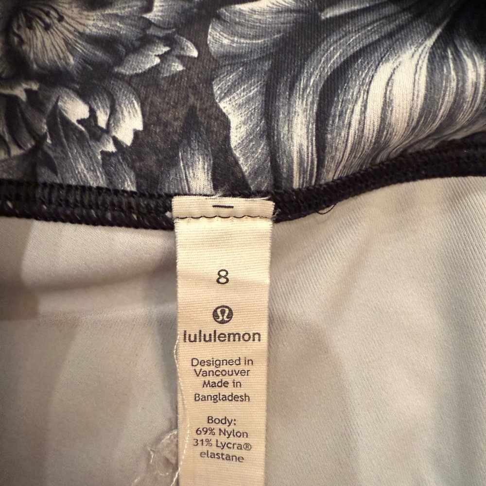 Lululemon Athletica Black and Gray Leggings with Dynamic Pattern - Picture 2 of 5